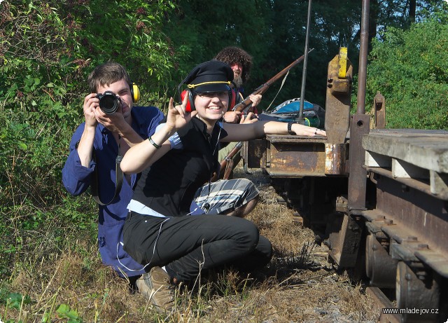 Fotografie Za soupravou se skrývají brzdaři vlaku, kteří působí zároveň jako váleční reportéři.