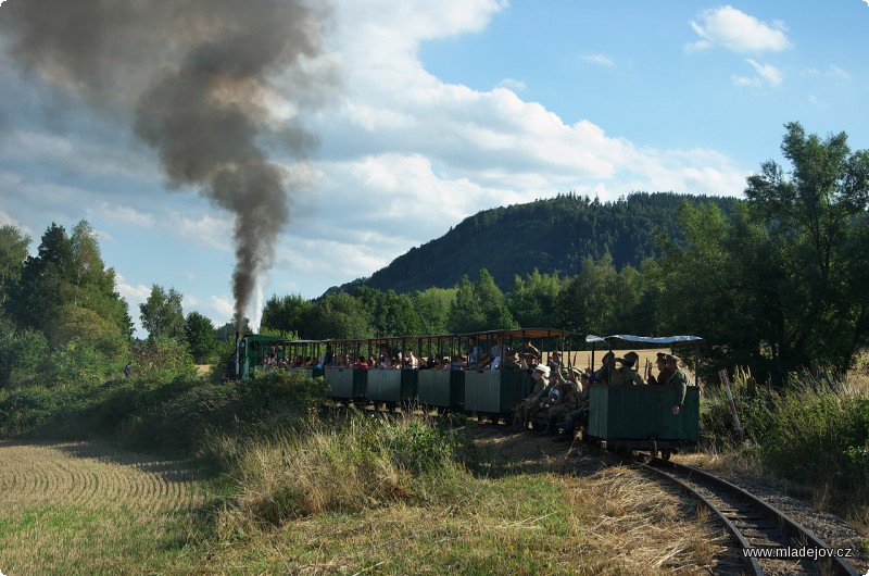 Fotografie Bitva nad Mladějovem sice skončila, avšak parní vlak veze vojsko ještě do lesní bitvy.