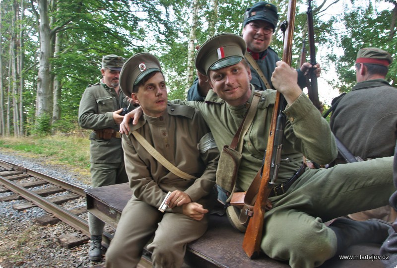 Fotografie Vojáci československých legií v&nbsp;ruské armádě neztrácejí optimismus a jedou vstříc poslednímu střetu dne.