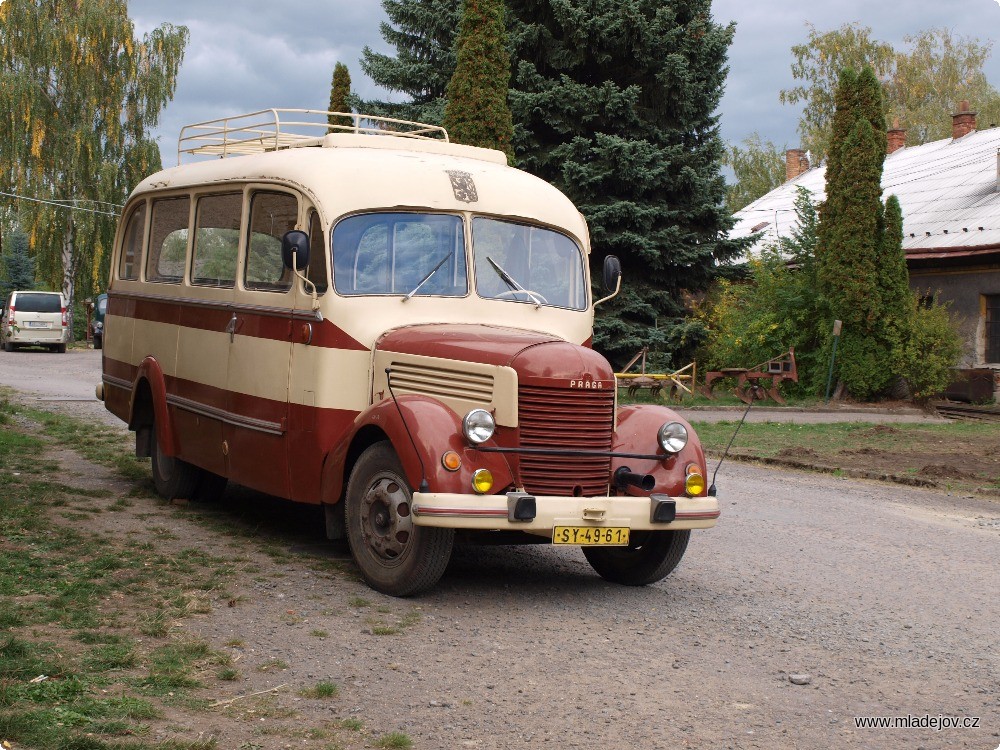 Fotografie Jízdy vlaků byly doplněny možností projížďky autobusem Praga RND po areálu muzea.