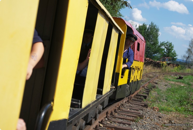 Fotografie Důlní vlak jezdil sice jen nad mladějovský areál, přesto byl vyhledávanou atrakcí.