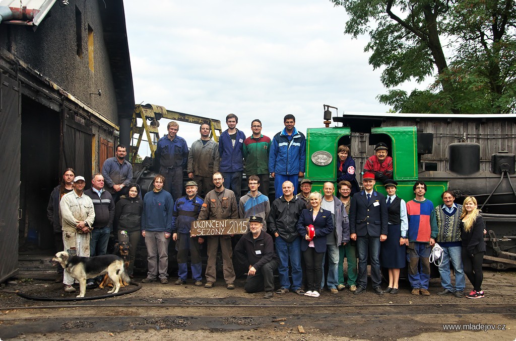 Fotografie A na závěr lokomotivní píšťala svolala naše členy a příznivce ke společné fotce u&nbsp;příležitosti úspěšného ukončení sezóny 2015.