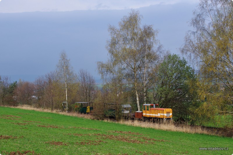 Fotografie Pracovní vlaky opět na trati. Jednou z&nbsp;našich stálic je Faur č. 1, kterému to mezi kvetoucími stromy sluší.