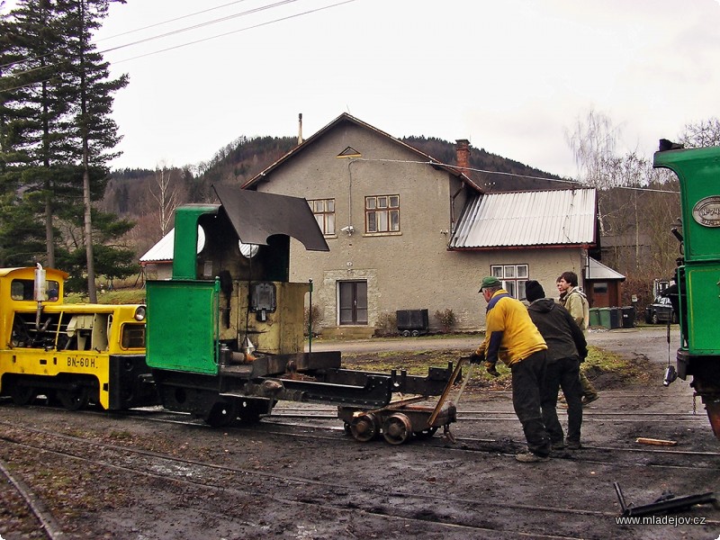 Fotografie Tendr zimu stráví ve výtopně, je na něm potřeba provést opravu výdřevy a vyztužení podlahy.