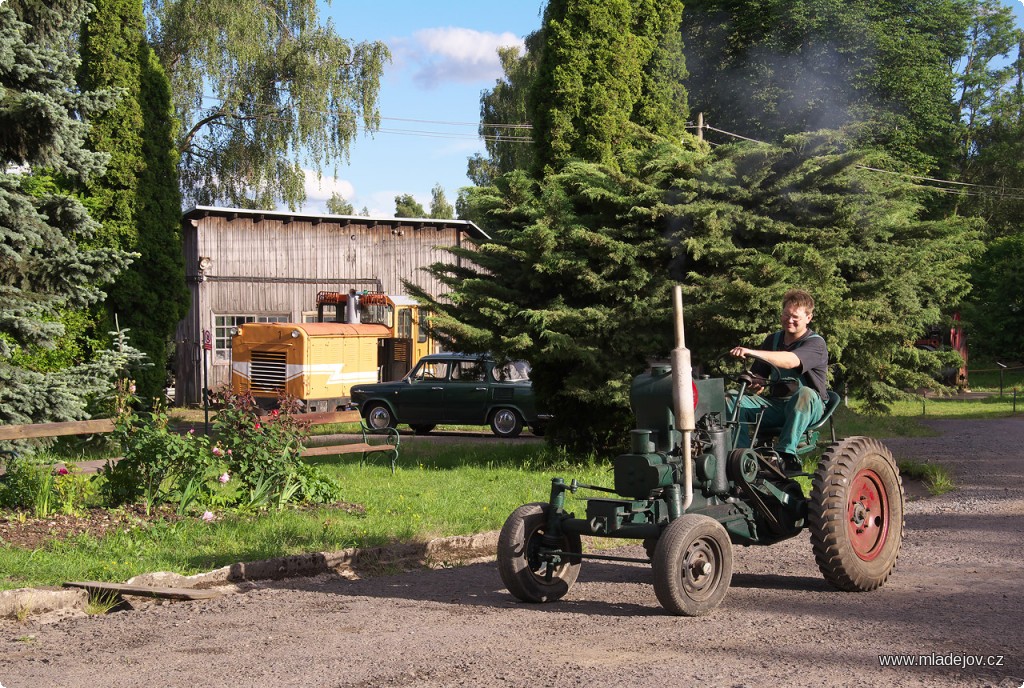 Fotografie Na své si přijdou hlavně pamětníci ze starší generace. Kolega si užívá jízdu na traktoru Svoboda 12.