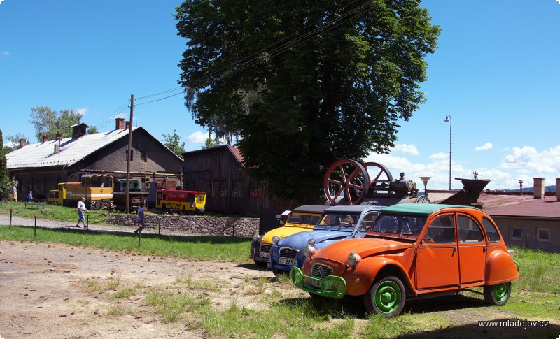 Fotografie Jsme rádi, když přijedou návštěvníci něčím zajímavým. Letos k&nbsp;nám zavítal houf nádherných Kachen, původem z&nbsp;Francie. Tři krásné Citroëny 2 CV zapózovaly u&nbsp;elektrárny. Děkujeme.