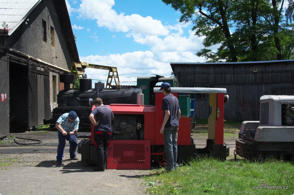 Fotografie MD 3 se startuje výhradně klikou. Začíná závod o&nbsp;to, kdo ji má větší a komu škytne motor dřív.