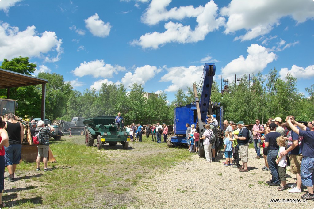 Fotografie Své minuty slávy si užívá Dumper DR 50…