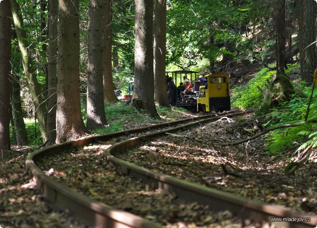 Fotografie Naše trať je plná hezkých míst, jen je člověk musí trochu pohledat fotookem. Pracovní vlak právě projíždí odbočku Větrná.