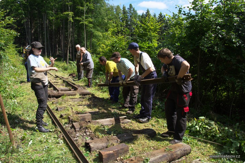 Fotografie Neméně důležitým cílem je i pokračování oprav na hřebečské části trati. Že slečna vlevo vypadá jako otrokářka, je pouze domněnka. My ji máme rádi.