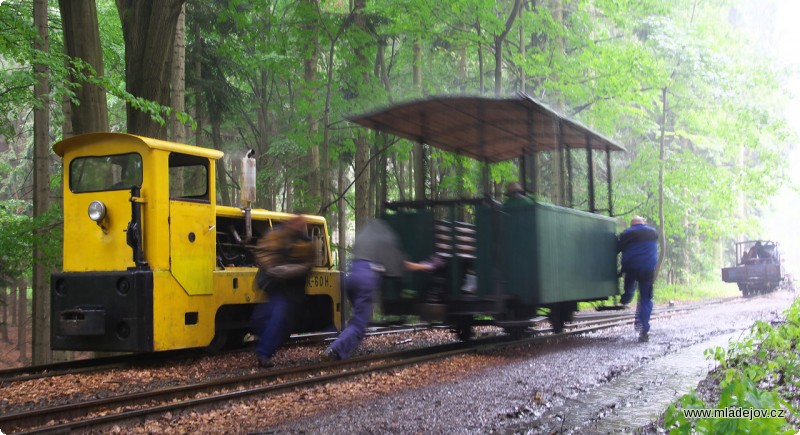 Fotografie Kdo z&nbsp;brigádníků není dostatečně rychlý, tomu počasí připraví uprostřed lesa nečekané osvěžení.