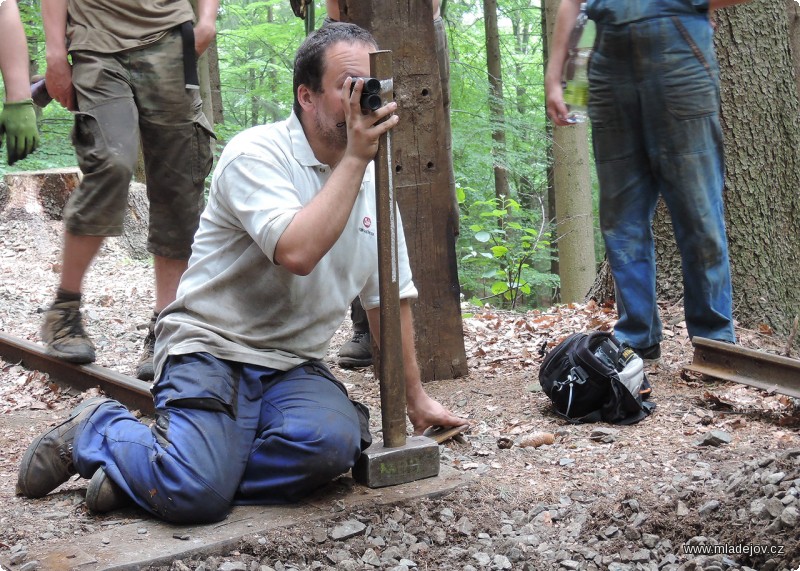 Fotografie To by člověk nečekal, co někteří vozí v&nbsp;batohu. Takto vypadá nivelizační přístroj mod16R.