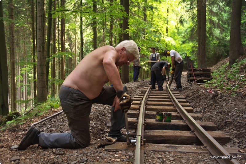 Fotografie … pořádně sestykovat a nakonec přibít celodenní snažení hřeby.