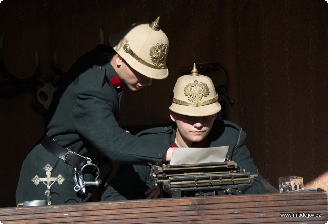 Fotografie Četnictvo v&nbsp;akci. Zde na četnické stanici je hlavní zbraní psací stroj.