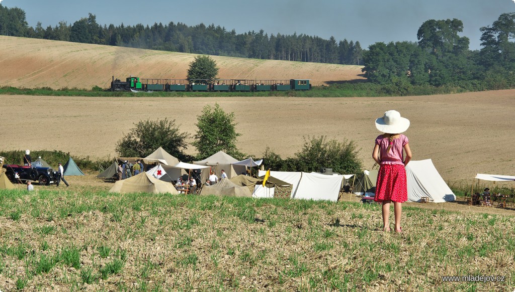 Fotografie Díky věrně postavenému vojenskému ležení a parnímu provozu vznikají hezké společné pohledy.