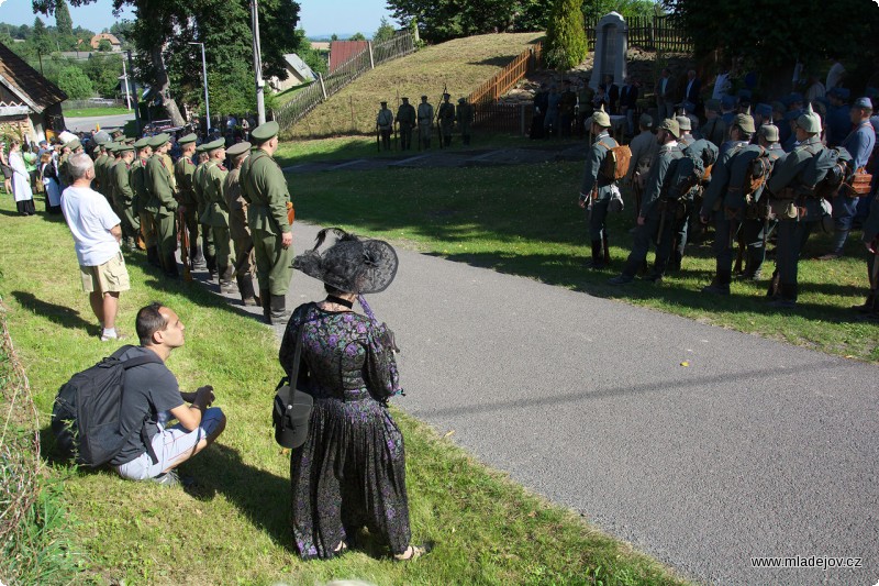 Fotografie Každoroční mše u&nbsp;pomníku padlým vojákům z&nbsp;Mladějova. Letos proběhla rekonstrukce tohoto pomníku. A dnes i jeho vysvěcení polním kurátem.