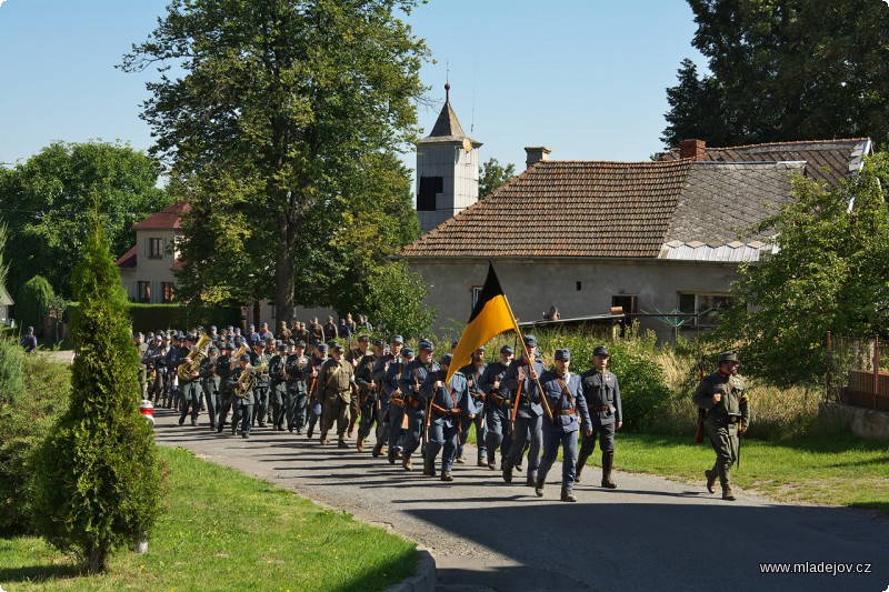 Fotografie K pochodu zpět do ležení hraje polní kapela pochodové písně.