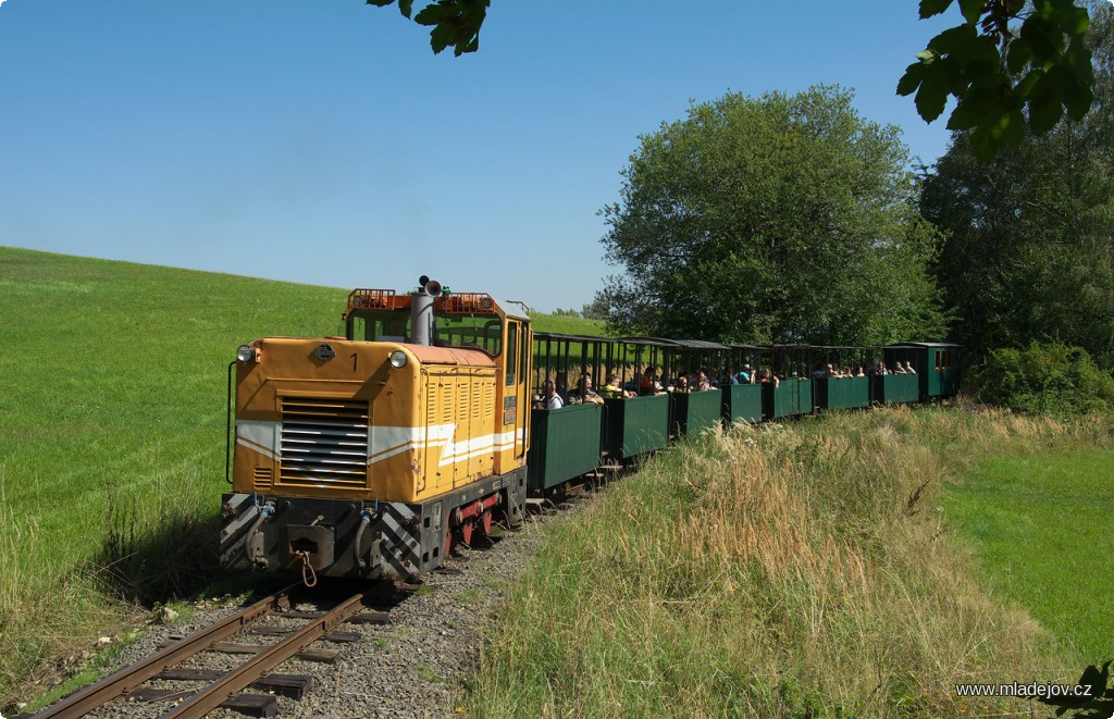Fotografie Díky střídání lokomotiv na jednotlivých vlacích dochází ke zrychleným obratům souprav. Faur L 18 H stoupá s&nbsp;vlakem na Veksl.