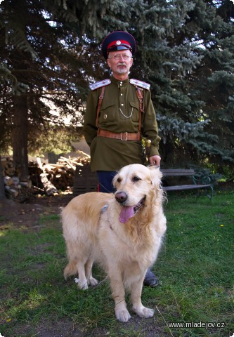 Fotografie Ruský důstojník se svým psem. Areál je tento den plný podobných krásných historicky věrných postav.