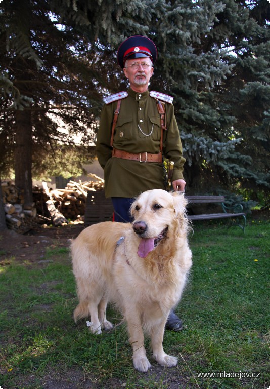 Fotografie Ruský důstojník se svým psem. Areál je tento den plný podobných krásných historicky věrných postav.