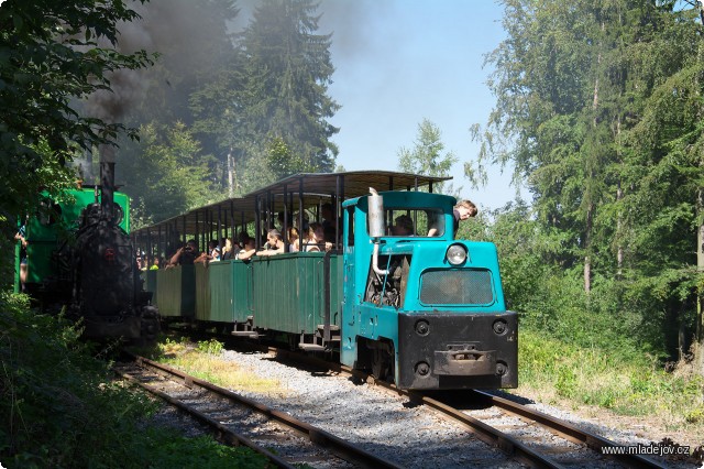 Fotografie Na Vekslu slouží motorová lokomotiva, která kromě urychlení obratu souprav zajišťuje i vozbu některých osobních vlaků až na Novou Ves.
