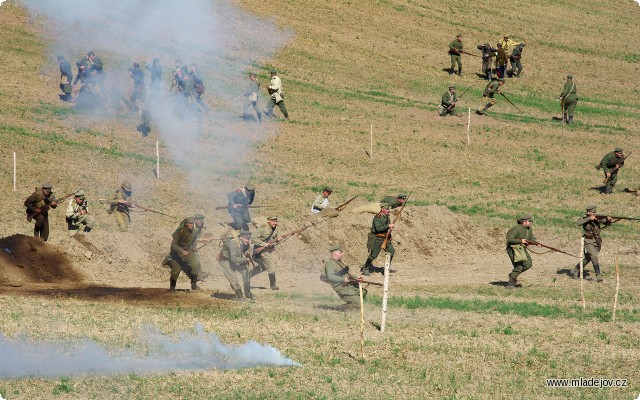 Fotografie Bitva začíná útokem ruské armády, která využila výhodného terénního spádu.