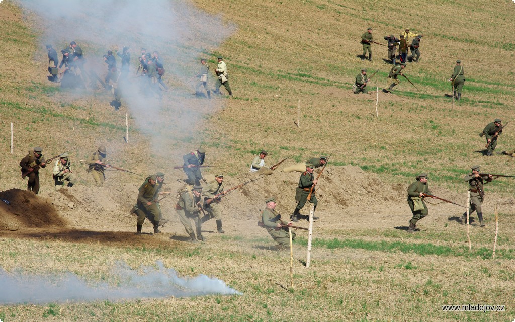 Fotografie Bitva začíná útokem ruské armády, která využila výhodného terénního spádu.