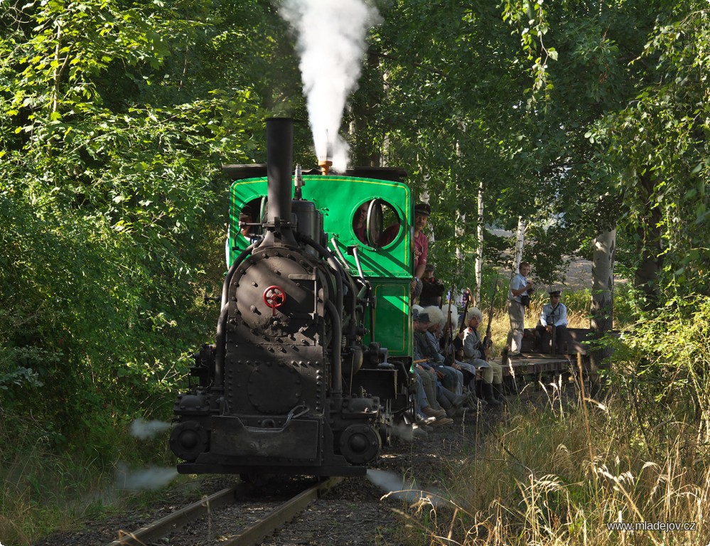 Fotografie Již tradičně se do scény zapojila Jednička s&nbsp;vojenským vlakem, na kterém před zapojením se do boje ještě vyčkávají ruské zálohy.