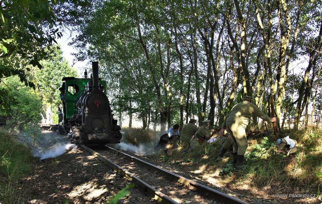 Fotografie Parní lokomotiva posloužila i jako prvek dokreslující zvukovou atmosféru bojů.