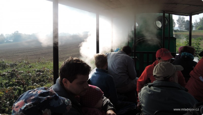 Fotografie První vůz za lokomotivou jede jako přímý do zastávky Josefka. Chvílemi se mění v&nbsp;parní saunu, anebo že by jen dýchl na návštěvníky závan nostalgie?