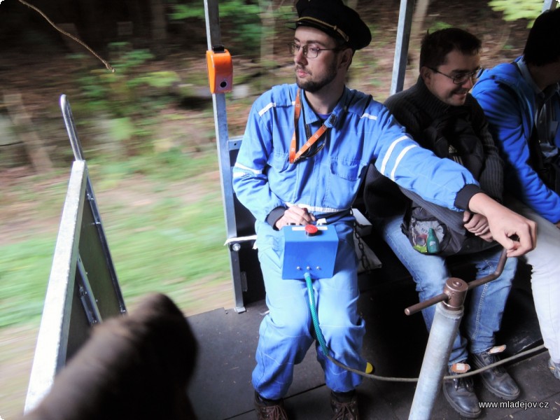 Fotografie Strojvedoucí elektrické trakce vede svůj stroj jistou rukou.