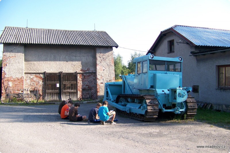 Fotografie Následovaly již aktivity výtvarné – někomu stál modelem sovětský pásový traktor S-100 přezývaný „Stalinec“.