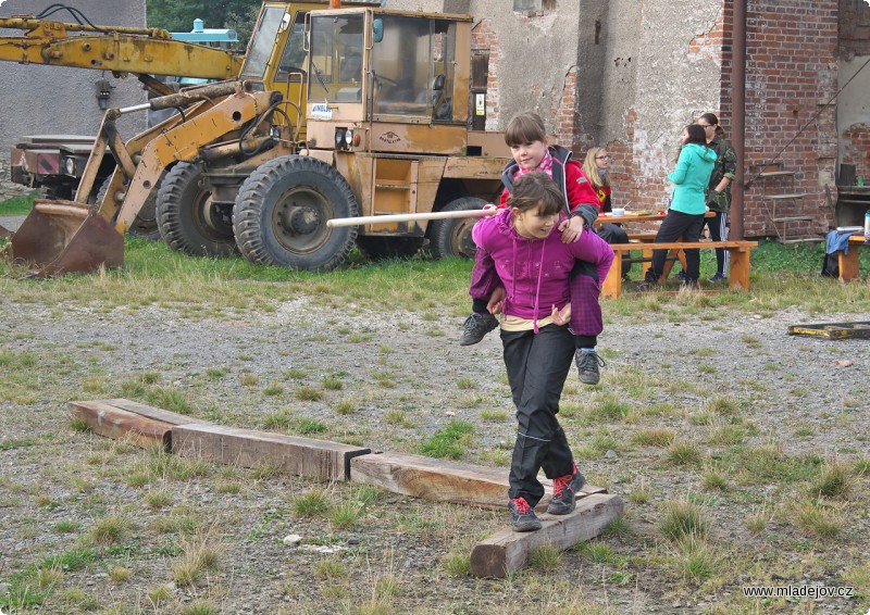 Fotografie Takhle to dopadne, když někomu řeknete „Vlez mi na záda“… Inu, není nad stabilitu.