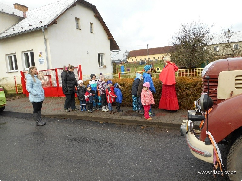 Fotografie V Nové Vsi nás už čeká třetí třída.
