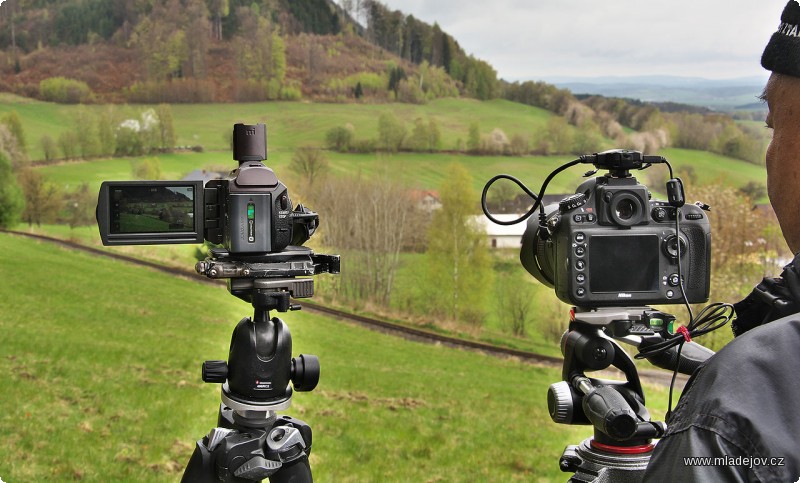 Fotografie Na trati už vlak duní do kopce. A ta panoramata.