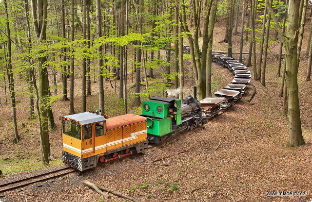 Fotografie Na cestě zpět jedou oba vlaky spojeny a parní kráska tak může odpočívat až do Mladějova.