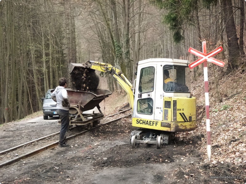 Fotografie Náš dlouholetý přítel zemních prací bagr Schaeff opět vydatně pomáhá.