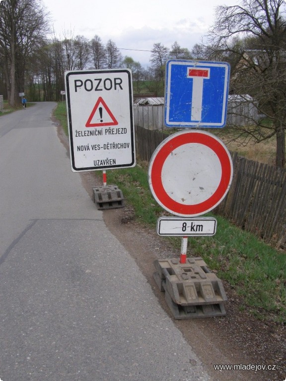 Fotografie Od rána 1. dubna je místo pro veškerou silniční i kolejovou dopravu uzavřeno. A není to apríl.