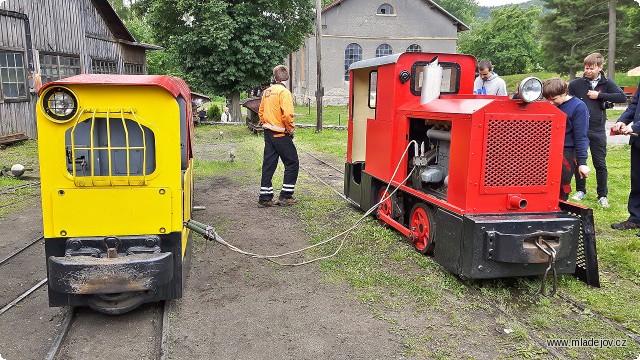 Fotografie Lokomotiva MD 3 má trochu umíněný motor. A tak jí se studeným startem pomáhá naše důlní DH 70 D.