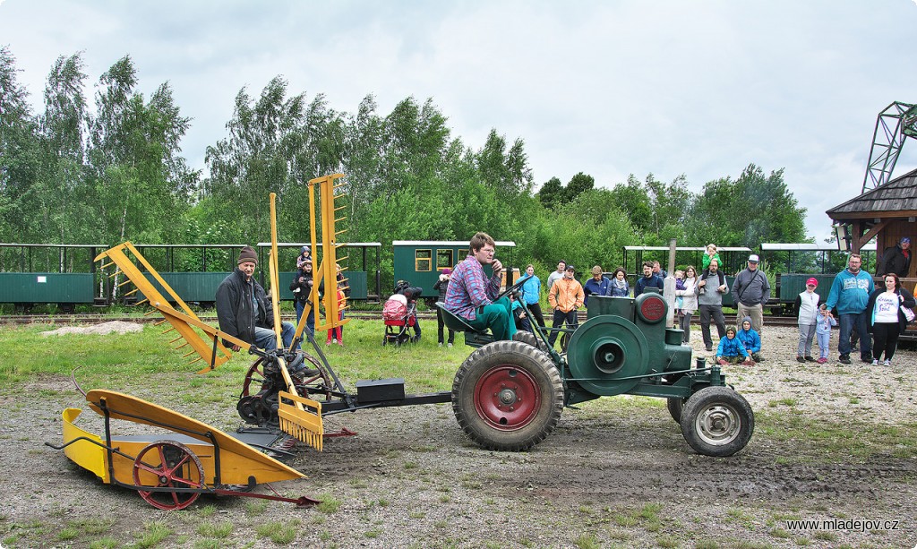 Fotografie Jako první ze silničních vozidel se předvádí traktor Svoboda DK 12 s&nbsp;připojeným žacím strojem.