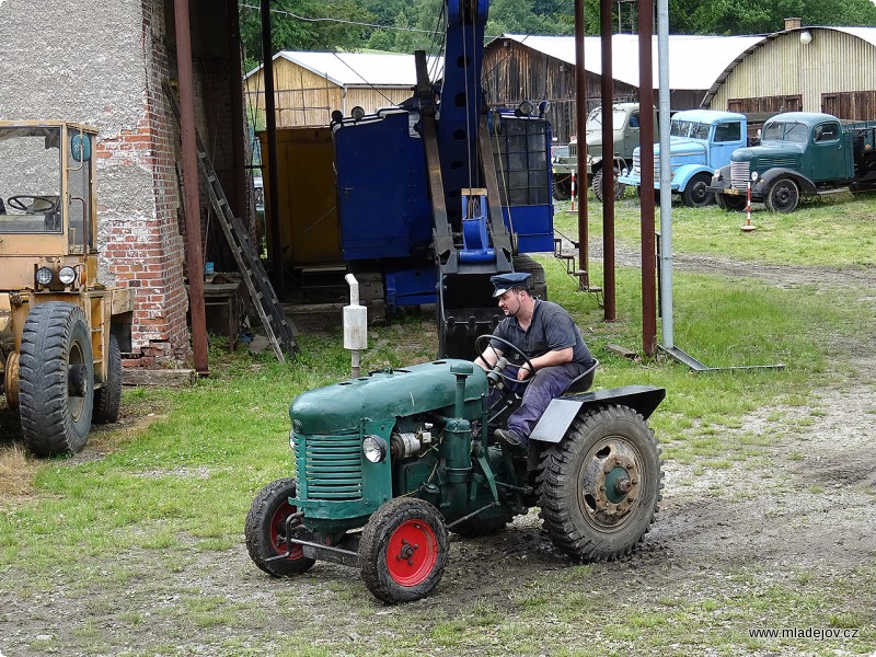 Fotografie Další gumokolní krasavec Zetor 15.