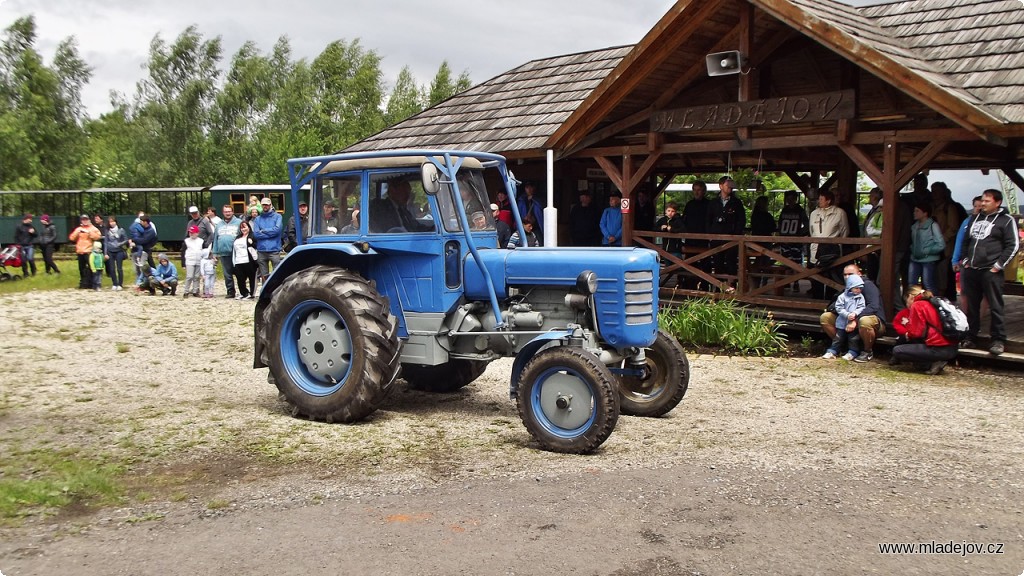 Fotografie Přehlídka pokračuje traktorem Zetor 4011 Major v&nbsp;rukách zkušeného strojníka Tomáše.