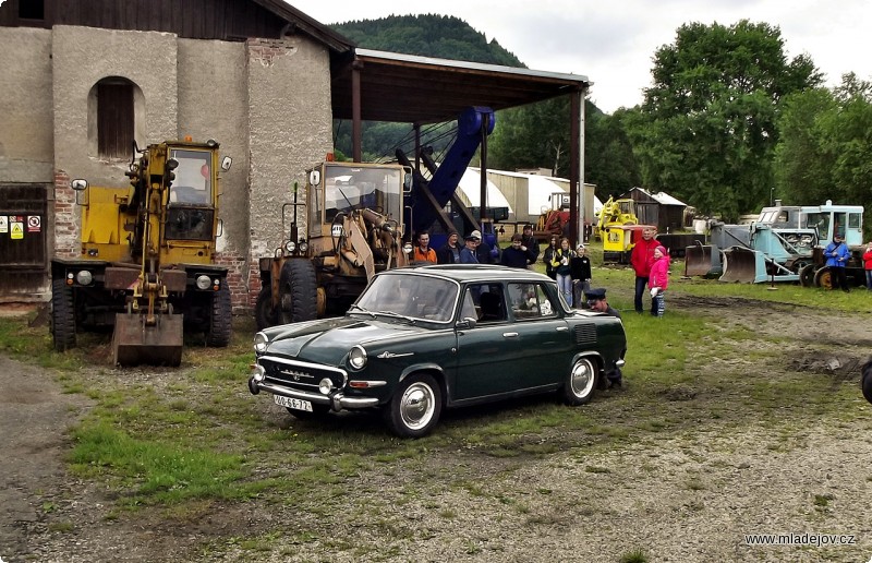 Fotografie V muzeu hostující - přes léto poměrně často - lahvově zelená Škoda 1000 MB z&nbsp;roku 1968.