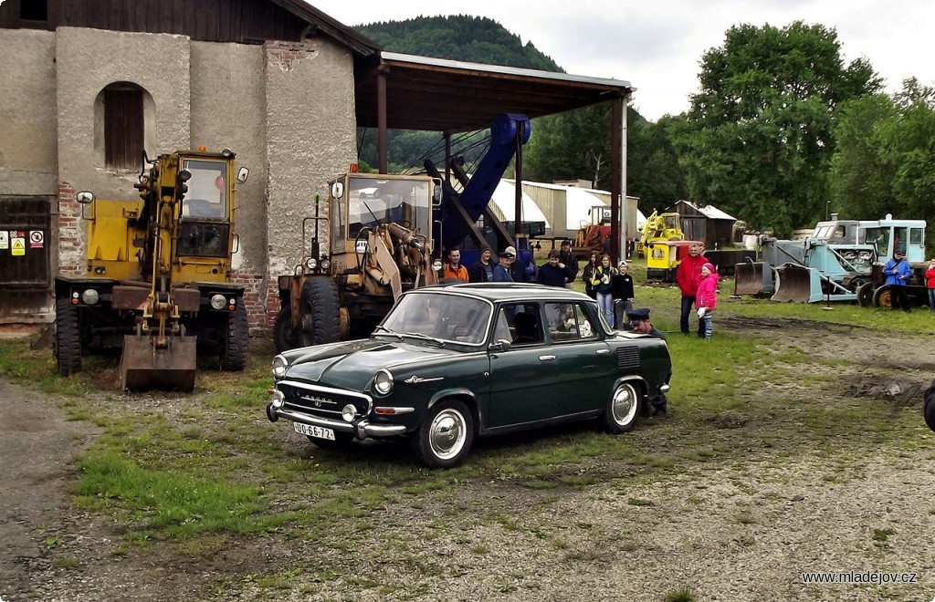 Fotografie V muzeu hostující - přes léto poměrně často - lahvově zelená Škoda 1000 MB z&nbsp;roku 1968.