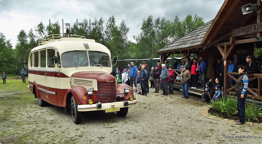 Fotografie Náš osobní krasavec a hrdina osobních linek, autobus Praga RND.