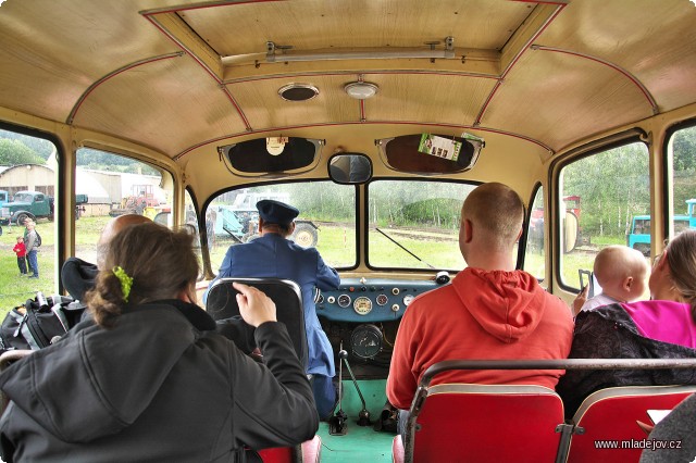 Fotografie Předvedením autobusu skončila předváděčka provozních strojů. Ihned poté následoval odjezd okružní linky po Mladějově a areálu muzea.