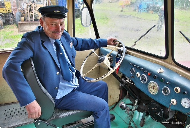 Fotografie Patronem našeho autobusu a zároveň jeho nejčastějším řidičem je Václav, jenž jej doprovází posledních pár let na většinu akcí.