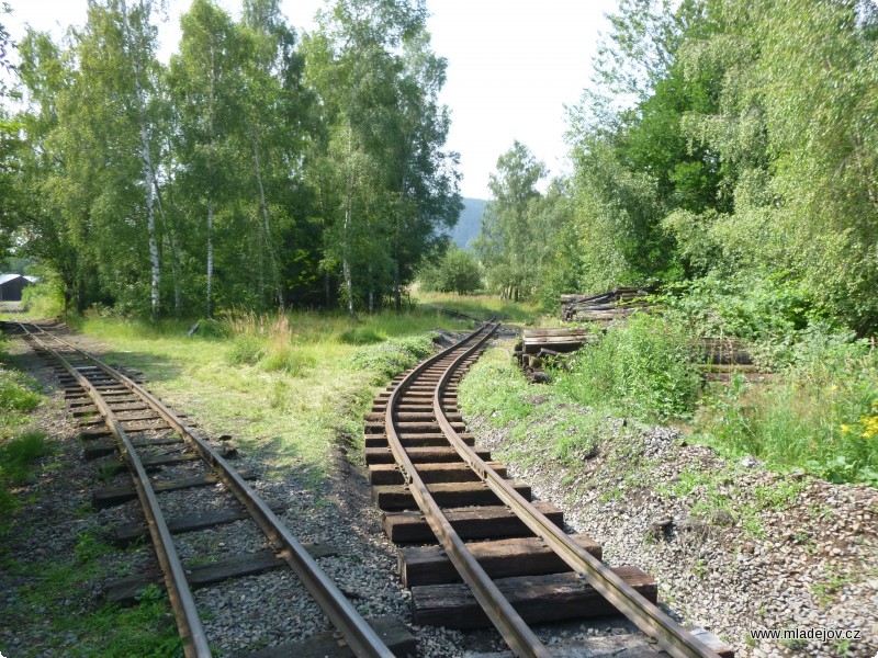 Fotografie Oblouk na polním nádraží dostal nové pražce a trošku změnil svoji geometrii.