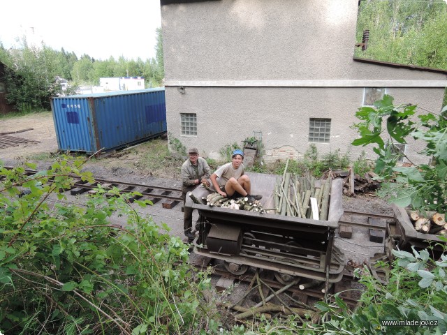 Fotografie V okamžicích volna odvážíme nařezané náletové dřevo k&nbsp;přeměně na teplo do Mladějova.