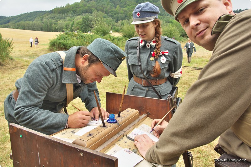 Fotografie Poté se život v&nbsp;táboře vrátil do klidných kolejí. Polní pošta opět funguje.